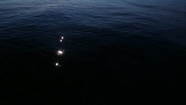 Water reflectie op golven van Baikal meer — Stockvideo