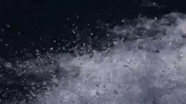 Des éclaboussures de vagues du bateau en mouvement à la journée ensoleillée — Video