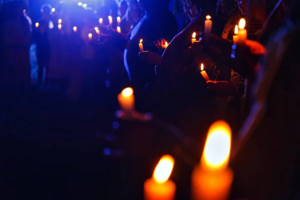 Many people in a crowd holding lit candles at night — Stock Photo, Image