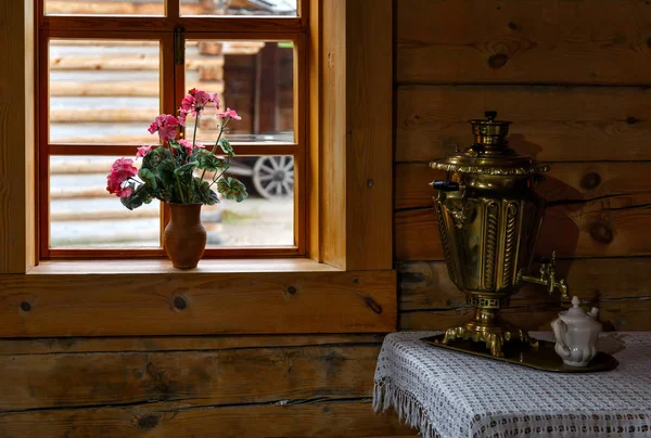 Samovar at old style Russian kitchen in wooden house with window — Stock Photo, Image