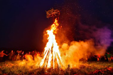 Bolshaya Rechka, Rusya - 24 Haziran 2017: Angara Nehri yakınlarındaki Beyaz Rusya tatili Ivan Kupala'yı kutluyor.