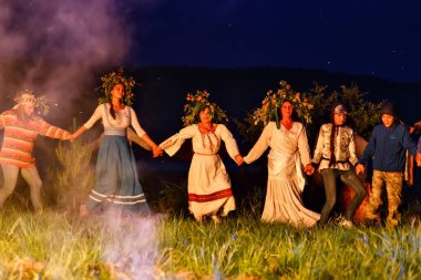 Bolshaya Rechka, Rusya - 24 Haziran 2017: Angara Nehri yakınlarındaki Beyaz Rusya bayramını kutlayan Ivan Kupala, krivichi nehri, el ele tutuşan çelenkli kadınlar