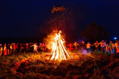 Bolshaya Rechka, Rusya - 24 Haziran 2017: Angara Nehri yakınlarındaki Beyaz Rusya tatiliivan Kupala'yı kutlamak, Krivichi nehri, cicle ulusal dansı yapan insanlar