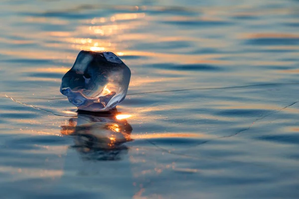 Ghiacciolo traslucido su un ghiaccio ghiacciato del lago Baikal all'alba — Foto Stock