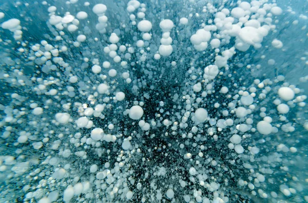 바이칼호의 얼음 속에 있는 많은 얼어붙은 공기 방울 스톡 사진