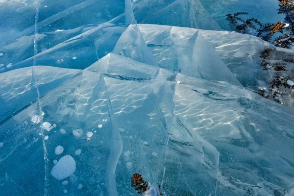 Abstraktní ledové trhliny zamrzlého bajkalského jezera modré barvy — Stock fotografie