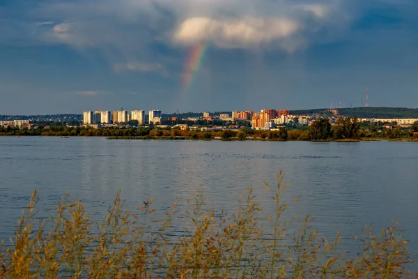 아침에 무지개와 강 이 있는 러시아의 이르쿠츠크 시의 모습 스톡 이미지