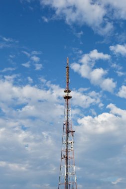 IRKUTSK, RUSSIA - 26 Haziran 2020: Mavi gökyüzünde bulutlu beyaz ve kırmızı TV kulesi