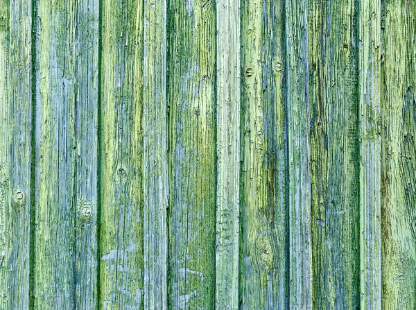 Cerca de madeira velha cor verde com pranchas verticais cobertas com tinta descascada — Fotografia de Stock