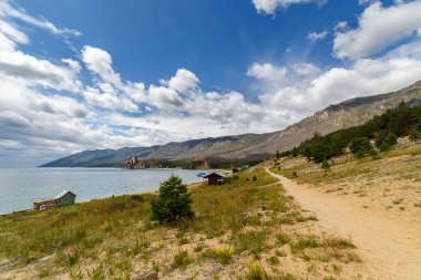 Yazın güneşli bir günde Peschanaya Körfezi 'ndeki Baykal Gölü' nde bulutlu kumlu bir yol.