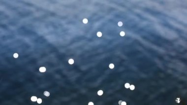 Bokeh güneşi su yüzeyine yansıyor. Görüntü bulanıklığı, odak dışı bokeh arkaplan resmi