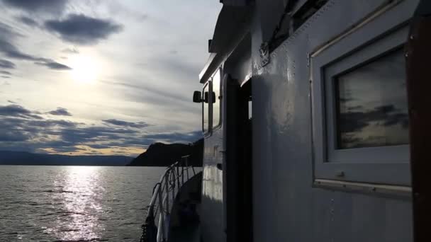 Kapal Kecil Bergerak Perlahan ke Depan Menuju Pantai Tenang Danau Danau - Danau Baikal, Rusia pada cuaca mendung — Stok Video