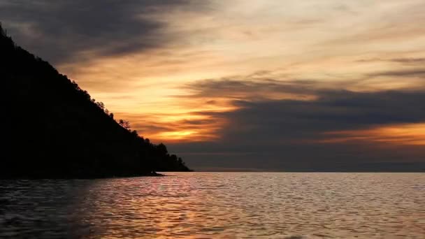 Céu com nuvens antes do nascer do sol no lago Baikal com água calma — Vídeo de Stock