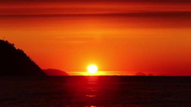 Disk för solen stiger upp bakom horisonten av Bajkalsjön med horisont och strandlinje — Stockvideo