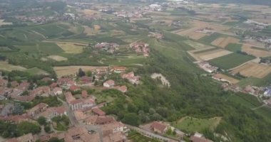 Bir dron çekim İtalya ilerleyecektir. Peyzaj İtalya.