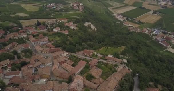 Schieten Vanuit Een Drone Wordt Achterwaarts Verplaatst Stad Van Italië — Stockvideo