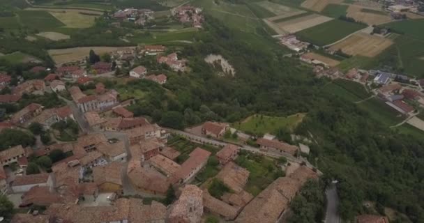 イタリアの都市の上後方移動 ドローンから撮影します 風景イタリア — ストック動画