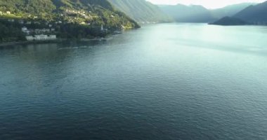 Bir dron İtalya'nın Como Gölü üzerinde çekim. Peyzaj İtalya.