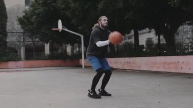 Basketbolcu antrenmandan önce ısınır.