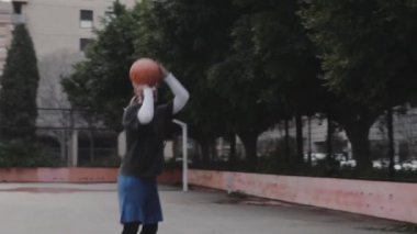 Topu basketbola at Hoop, ön manzara