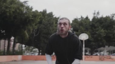 Topu basketbola at Hoop, ön manzara