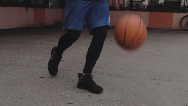 Basketbolcu topla gider. — Stok video