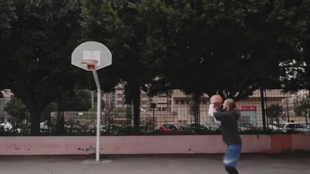 Gooi een bal in een basketbal Hoop, vooraanzicht — Stockvideo