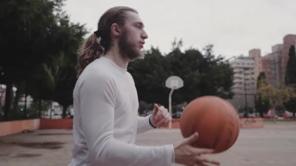 Jugador de baloncesto hombre gira la pelota lento-mo — Vídeos de Stock