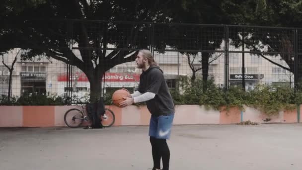 Lancia una palla in un cerchio da basket, vista frontale — Video Stock