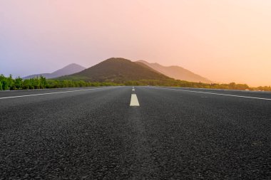 Landscap 'ın Yol Asfaltlama ve Doğal Manzarası