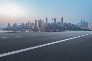 Chongqing kentinin yol yüzeyi ve ufuk çizgisi