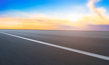 Boş otoyol asfalt yolu ve güzel gökyüzü manzarası