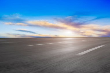 Boş otoyol asfalt yolu ve güzel gökyüzü manzarası