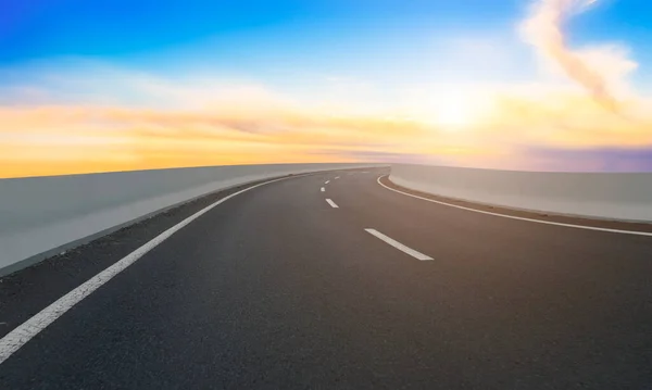 空の高速道路アスファルト道路と美しい空の風景 — ストック写真