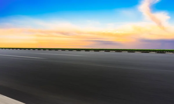 Boş Otoyol Asfalt Yolu Güzel Gökyüzü Manzarası — Stok fotoğraf