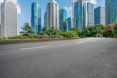 Çin 'deki modern ticari binalar boyunca boş asfalt yol 