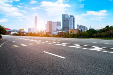 Şehir mimarisinin yol ve ufuk çizgisi