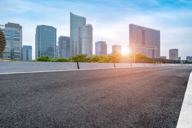 Şehir mimarisinin yol ve ufuk çizgisi