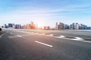 Şehir mimarisinin yol ve ufuk çizgisi