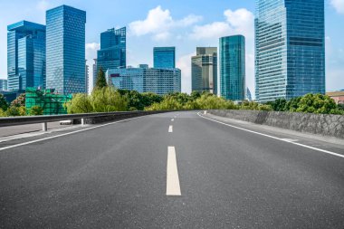 Çin 'deki modern ticari binalar boyunca boş asfalt yol 