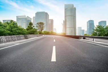 Şehir mimarisinin yol ve ufuk çizgisi