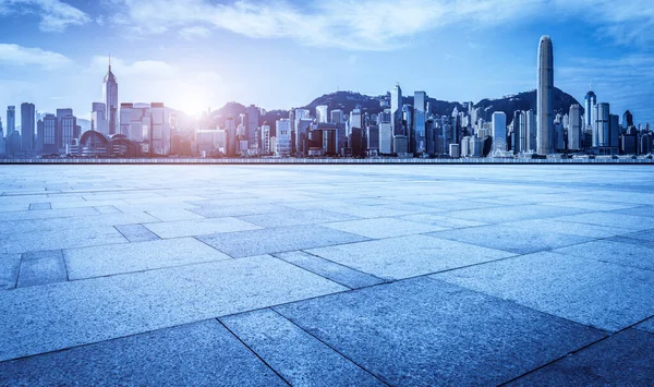 Pavimenti Vuoti Marmo Vista Sulla Città Sotto Cielo Blu — Foto Stock