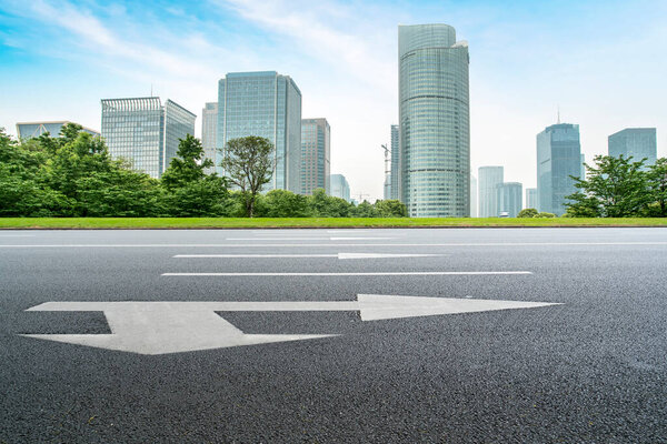 Дорога и горизонт городской архитектуры