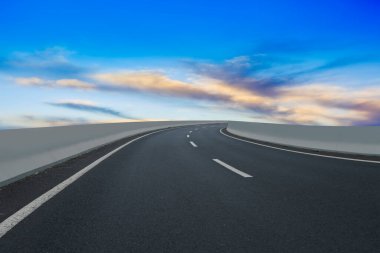 Boş otoyol asfalt yolu ve güzel gökyüzü manzarası