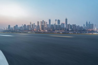 Chongqing kentinin yol yüzeyi ve ufuk çizgisi