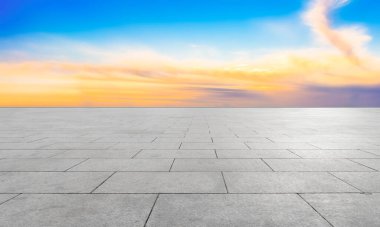 Boş karolar ve güzel gökyüzü manzarası