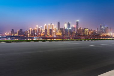 Chongqing kentinin yol yüzeyi ve ufuk çizgisi