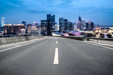 Şehir mimarisinin yol ve ufuk çizgisi