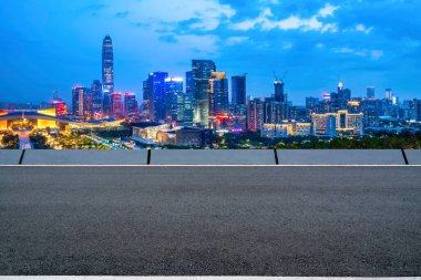 Şehir mimarisinin yol ve ufuk çizgisi