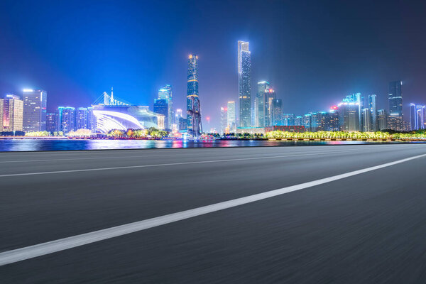 Дорожный тротуар и городские здания Гуанчжоу